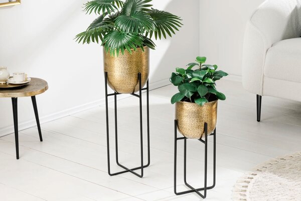 Designová orientální sada kulatých kovových květináčů Daris ve zlaté barvě s černým kovovým stojanem 67 cm
