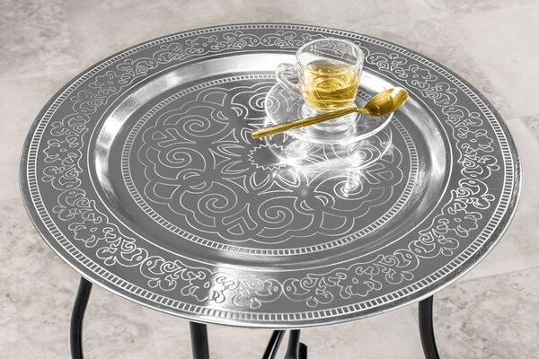 Designový etno kulatý příruční stolek Malik se stříbrnou deskou s ornamenty a černou kovovou podstavou 48 cm