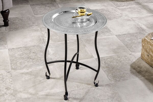 Designový etno kulatý příruční stolek Malik se stříbrnou deskou s ornamenty a černou kovovou podstavou 48 cm