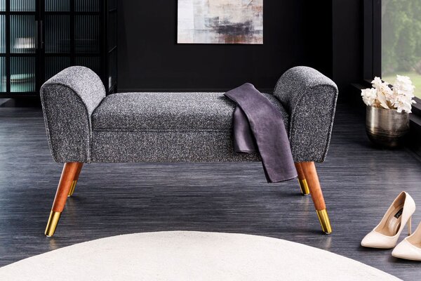 Designová moderní čalouněná lavice Karen s bočními opěrkami a textilním potahem v černošedé barvě s hnědýma nohama 90 cm