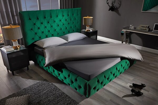 Stylová chesterfield smaragdová zelená manželská postel Kreon se sametovým potahem s nízkými černými nožičkami 220 cm