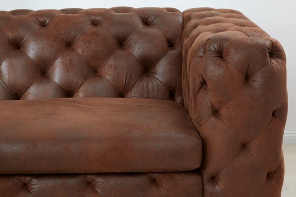 Luxusní chesterfield hnědá kožená prošívaná třímístná sedačka Modern Barock s černými kovovými nožičkami 235 cm