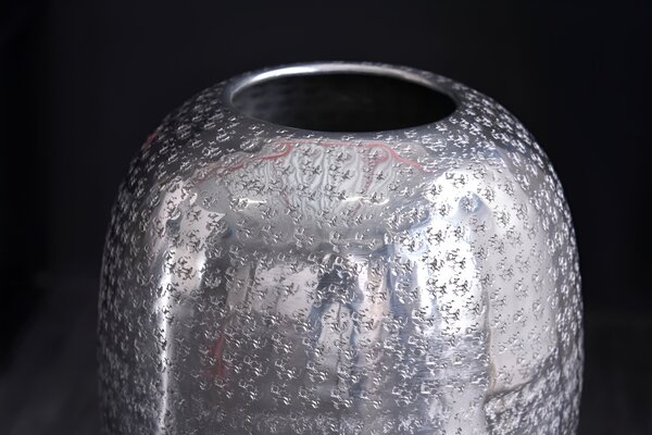 Orientální kulatá kovová stříbrná váza Mara s vybíjeným lesklým povrchem a kulatým otvorem 50 cm