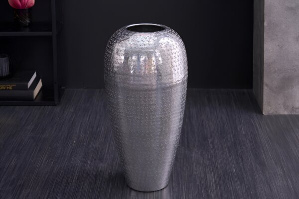 Orientální kulatá kovová stříbrná váza Mara s vybíjeným lesklým povrchem a kulatým otvorem 50 cm