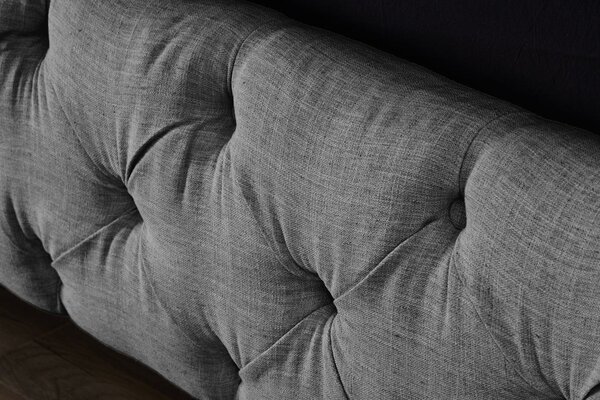 Stylová chesterfield prošívaná čalouněná manželská postel Kreon s šedým lněným potahem 220 cm