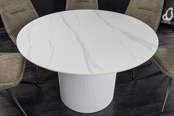 Art deco kulatý jídelní stůl Marmol Lignia s bílou drážkovanou podstavou a mramorovou bílou deskou 120 cm