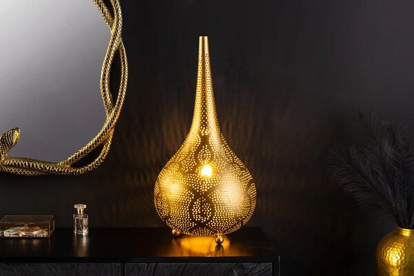 Orientální stolní lampa Fatima kulatého tvaru z kovu ve zlaté barvě s perforací se třemi nožičkami 52 cm