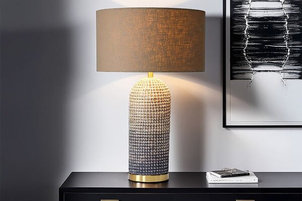 Art deco stolní lampa Draconia s válcovou nohou z mořské trávy v ombré tónech a hnědým stínítkem 61 cm