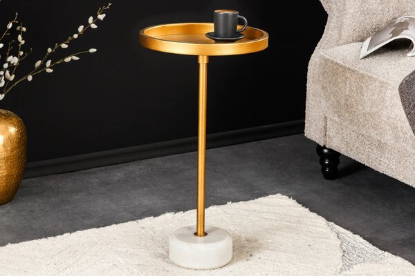 Art deco kulatý příruční stolek Stone se zlatou kovovou deskou s vyvýšeným okrajem a bílou mramorovou podstavou 56 cm
