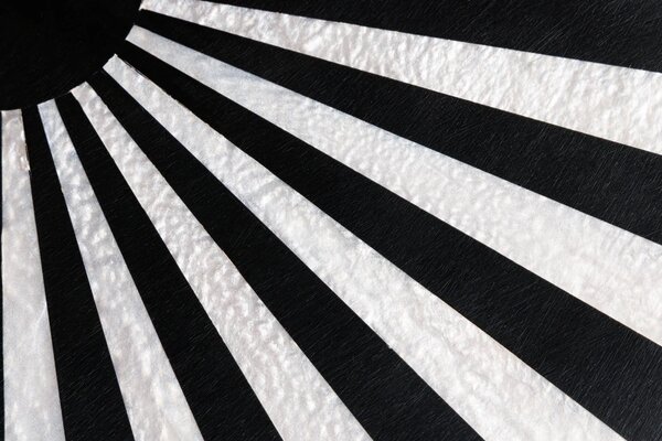 Art deco kulatý příruční stolek Hypnotique s černobílým vykládáním s intarzií a zlatou kovovou tyčí 55 cm