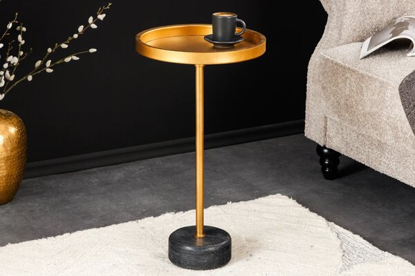 Art deco kulatý příruční stolek Stone se zlatou kovovou deskou s vyvýšeným okrajem a černou mramorovou podstavou 56 cm