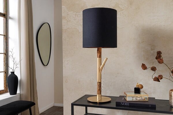 Designová moderní stolní lampa Mervik s černým stínítkem a hnědou dřevěnou nohou se zlatými kovovými detaily 74 cm