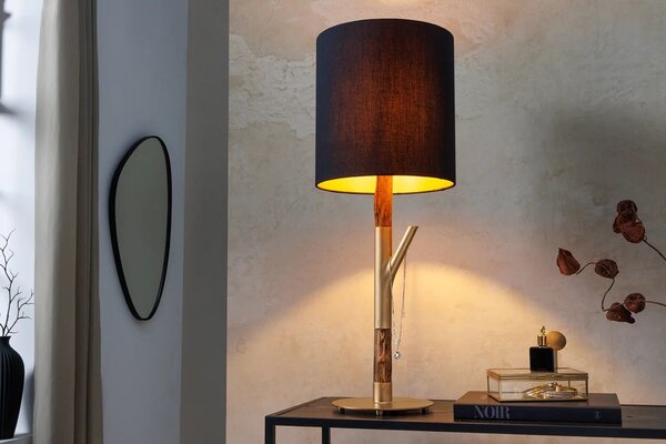 Designová moderní stolní lampa Mervik s černým stínítkem a hnědou dřevěnou nohou se zlatými kovovými detaily 74 cm
