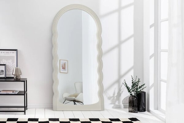Moderní designové zrcadlo Swan s bílým zvlněným vrstveným rámem s klenutým obloukem ve vrchní části 160 cm