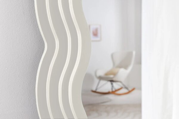 Moderní designové zrcadlo Swan s bílým zvlněným vrstveným rámem s klenutým obloukem ve vrchní části 160 cm
