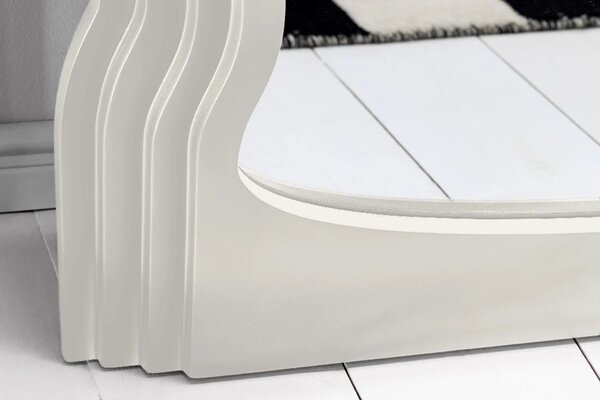 Moderní designové zrcadlo Swan s bílým zvlněným vrstveným rámem s klenutým obloukem ve vrchní části 160 cm