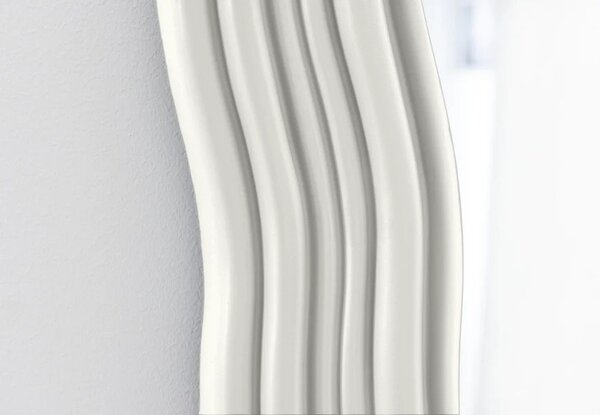 Designová nástěnné asymetrické zrcadlo Swan s bílým organicky zvlněným rámem s reliéfním zdobením 100 cm