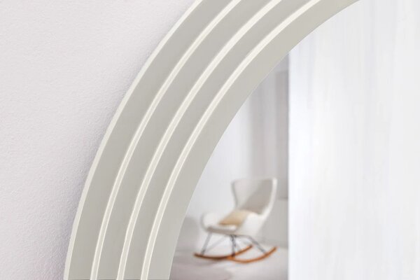 Moderní designové zrcadlo Swan s bílým zvlněným vrstveným rámem s klenutým obloukem ve vrchní části 160 cm