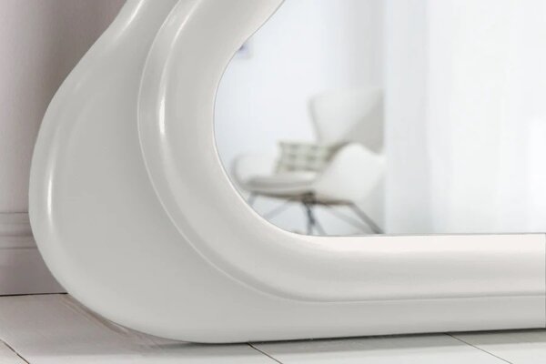 Designové art deco nástěnné obdélníkové zrcadlo Swan s rámem v bílé barvě se zvlněnými bočními stranami 160 cm