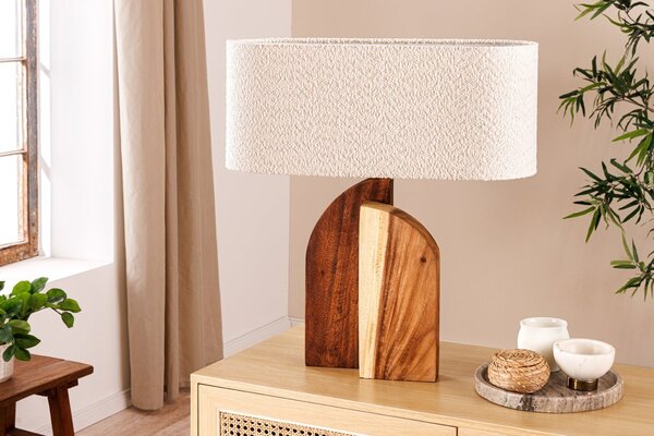Designová venkovská stolní lampa Amanti s asymetrickou podstavou z masivního dřeva a bílým buklé stínítkem 61 cm