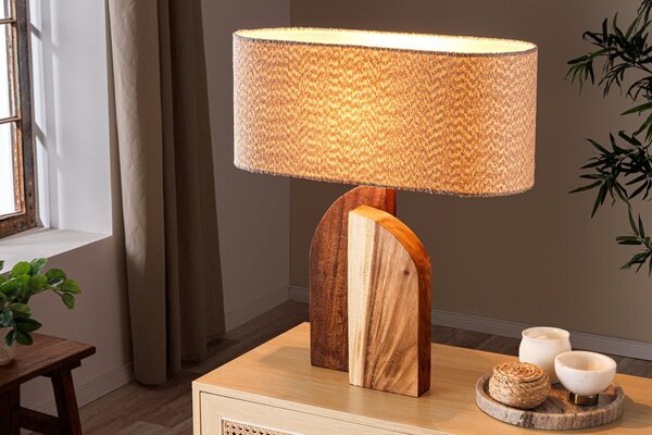 Designová venkovská stolní lampa Amanti s asymetrickou podstavou z masivního dřeva a bílým buklé stínítkem 61 cm