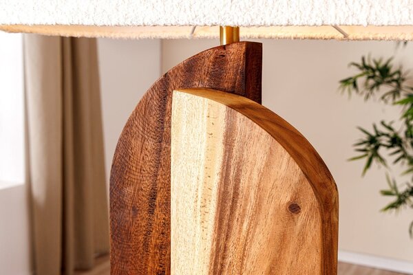 Designová venkovská stolní lampa Amanti s asymetrickou podstavou z masivního dřeva a bílým buklé stínítkem 61 cm