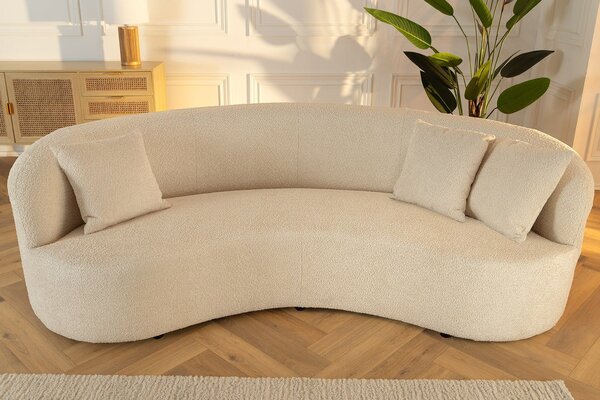Designová art deco sedačka Jina v polobloukovém tvaru s béžovým potahem z buklé látky a třemi polštáři 229 cm