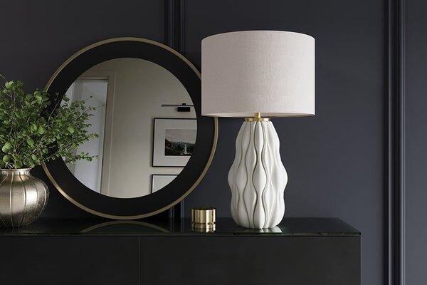 Designová moderní stolní lampa Davey s keramickou podstavou se zvlněným vzorem a textilním stínítkem v bílé barvě 65 cm