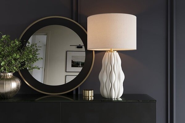 Designová moderní stolní lampa Davey s keramickou podstavou se zvlněným vzorem a textilním stínítkem v bílé barvě 65 cm