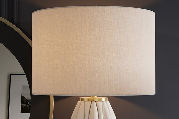 Designová moderní stolní lampa Davey s keramickou podstavou se zvlněným vzorem a textilním stínítkem v bílé barvě 65 cm