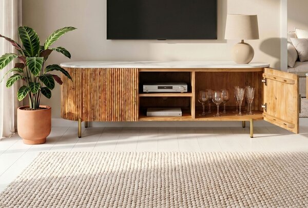 Art deco hnědý oválný TV stolek Celestia z mangového dřeva s bílou mramorovou deskou se zlatými úchyty 140 cm