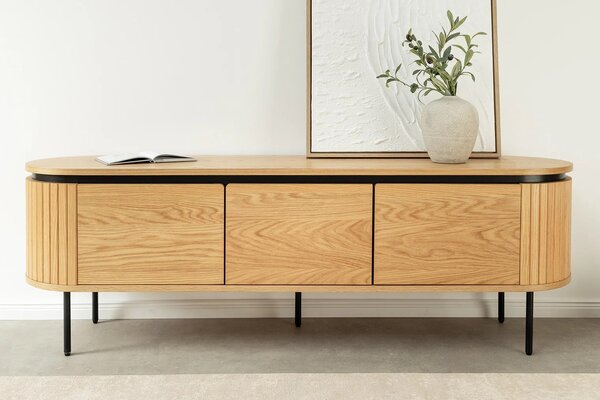 Designový oválný třídveřový TV stolek Maderia v naturálním hnědém dubovém provedení s lamelovým drážkováním 160 cm