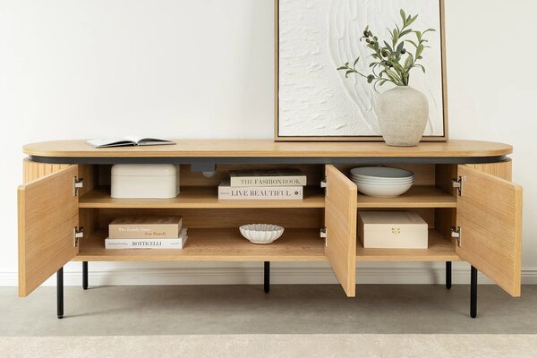Designový oválný třídveřový TV stolek Maderia v naturálním hnědém dubovém provedení s lamelovým drážkováním 160 cm