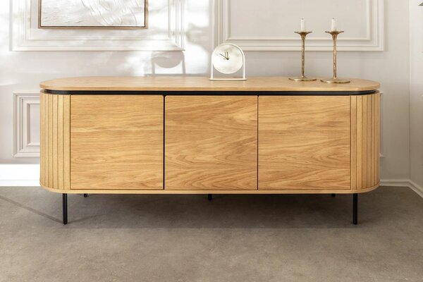Designový art deco oválný příborník Maderia v dubové hnědé barvě se třemi hladkými dvířky a drážkovaným reliéfem 160 cm