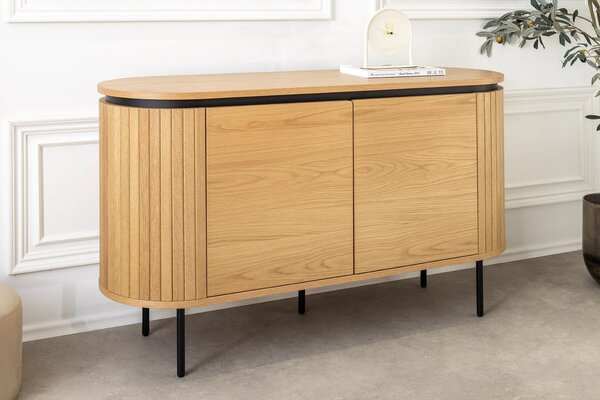 Moderní art deco oválný příborník Maderia se dvěma dvířky a lamelovým reliéfem v přírodním hnědém dubovém provedení 120 cm