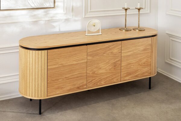 Designový art deco oválný příborník Maderia v dubové hnědé barvě se třemi hladkými dvířky a drážkovaným reliéfem 160 cm
