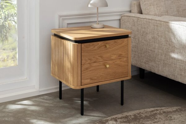 Designový art deco noční stolek Maderia se dvěma šuplíky a lamelovým reliéfem v dubové hnědé barvě s černými detaily 48 cm