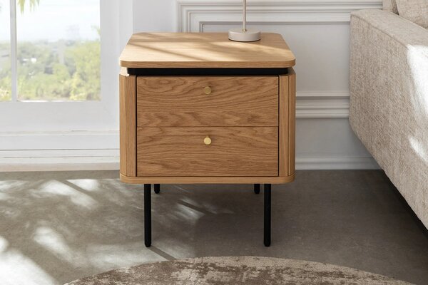 Designový art deco noční stolek Maderia se dvěma šuplíky a lamelovým reliéfem v dubové hnědé barvě s černými detaily 48 cm
