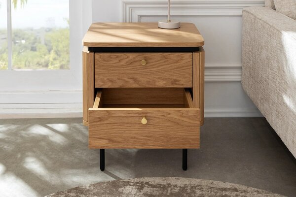 Designový art deco noční stolek Maderia se dvěma šuplíky a lamelovým reliéfem v dubové hnědé barvě s černými detaily 48 cm