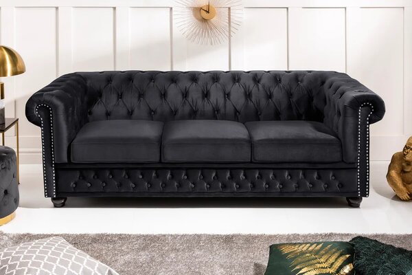 Designová sametová černá třímístná sedačka Maya s chesterfield prošíváním s kulatými černými nožičkami 205 cm