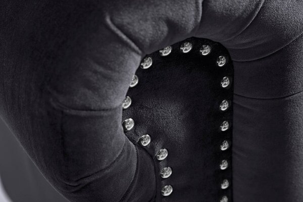 Designová sametová černá třímístná sedačka Maya s chesterfield prošíváním s kulatými černými nožičkami 205 cm