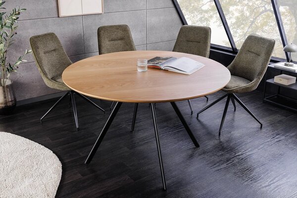 Moderní industriální kulatý jídelní stůl Maderia s melaminovou deskou s hnědým dubovým designem a černýma nohama 120 cm