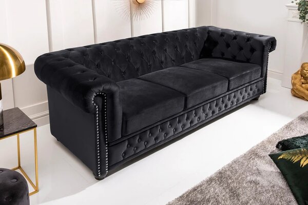 Designová sametová černá třímístná sedačka Maya s chesterfield prošíváním s kulatými černými nožičkami 205 cm