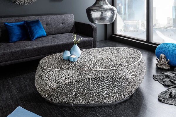 Designový glamour asymetrický konferenční stolek Hoja se vzdušným organickým vzorem z kovu ve stříbrné barvě 122 cm