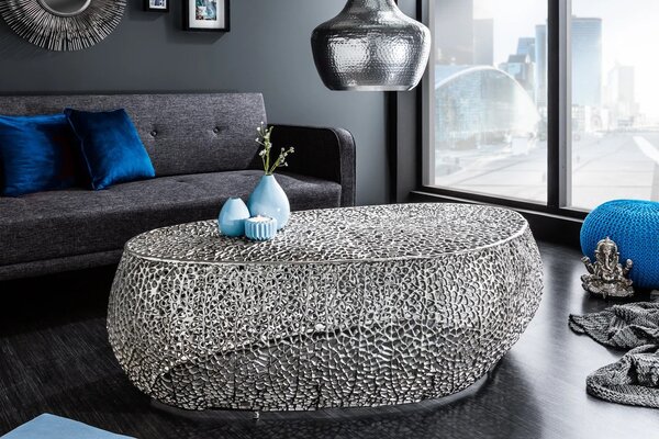 Designový glamour asymetrický konferenční stolek Hoja se vzdušným organickým vzorem z kovu ve stříbrné barvě 122 cm