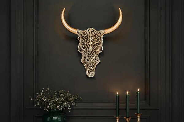 Designová moderní zlatá nástěnná dekorace Bull ve tvaru býčí lebky s ornamentálním zdobením a hnědými dřevěnými rohy 60 cm