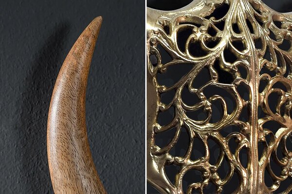 Designová moderní zlatá nástěnná dekorace Bull ve tvaru býčí lebky s ornamentálním zdobením a hnědými dřevěnými rohy 60 cm