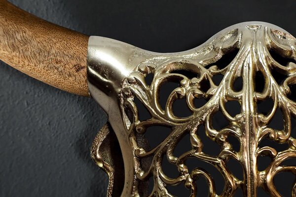 Designová moderní zlatá nástěnná dekorace Bull ve tvaru býčí lebky s ornamentálním zdobením a hnědými dřevěnými rohy 60 cm