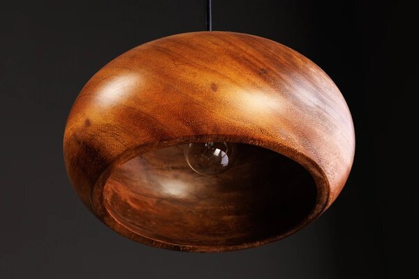 Designová moderní závěsná lampa Fani z akáciového dřeva v hnědé barvě se zaobleným stínítkem s detaily ve zlaté barvě 135 cm