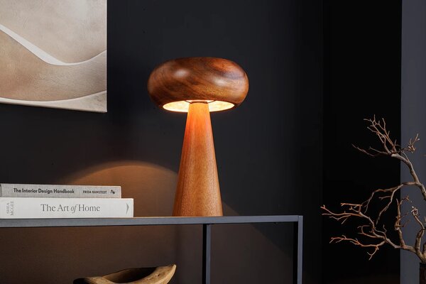 Designová kulatá masivní stolní lampa Fungi z akáciového dřeva v hnědé barvě s oblým stínítkem a kuželovou podstavou 37 cm